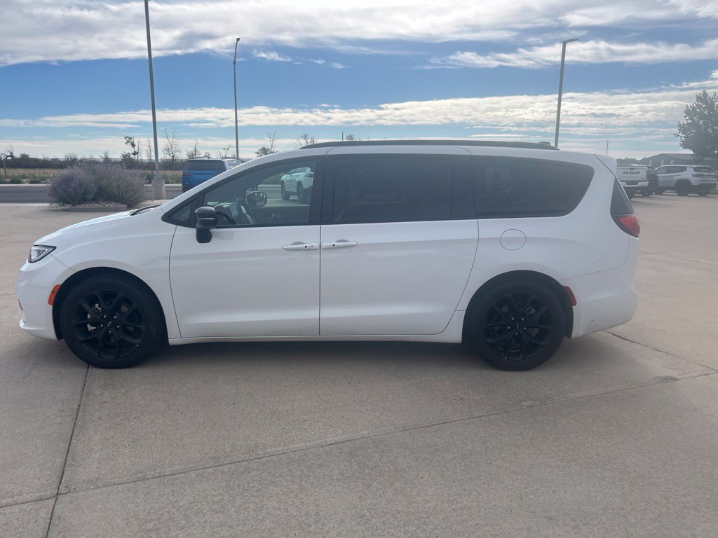 Used 2025 Chrysler Pacifica Limited FWD image 2