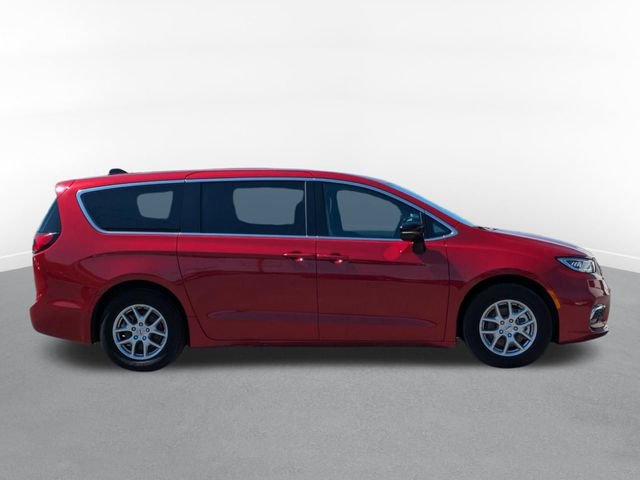 Used 2025 Chrysler Pacifica Select FWD image 2