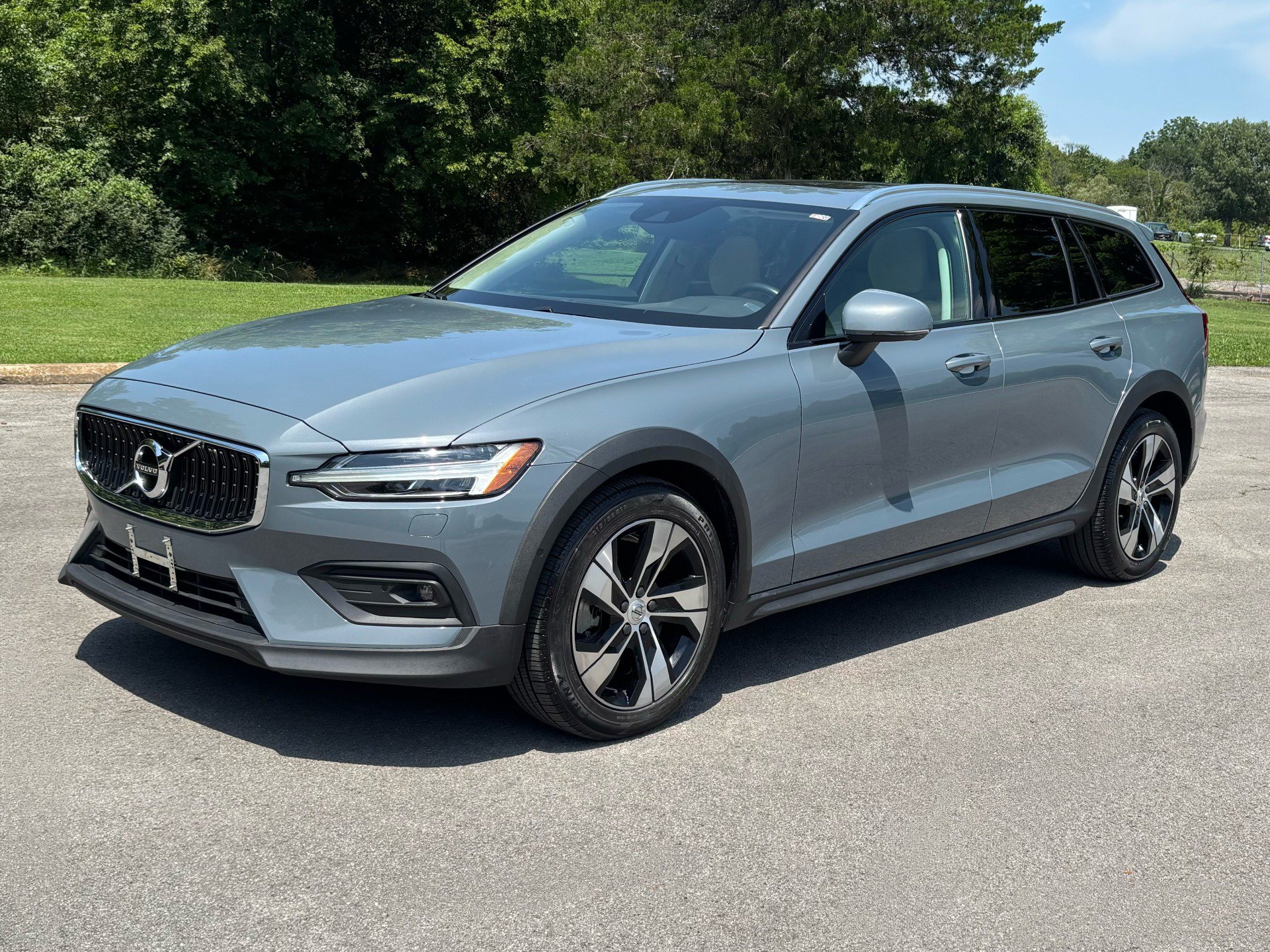 Used 2022 Volvo V60 T5 Cross Country AWD/4WD image 2