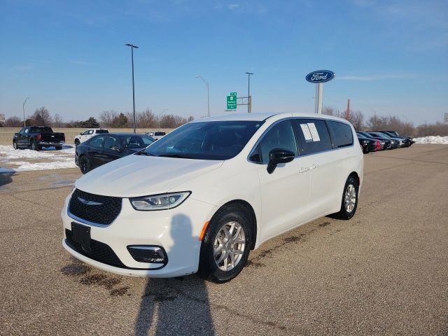 Used 2025 Chrysler Pacifica Select image 17