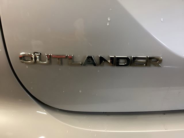 Used 2022 Mitsubishi Outlander ES image 32