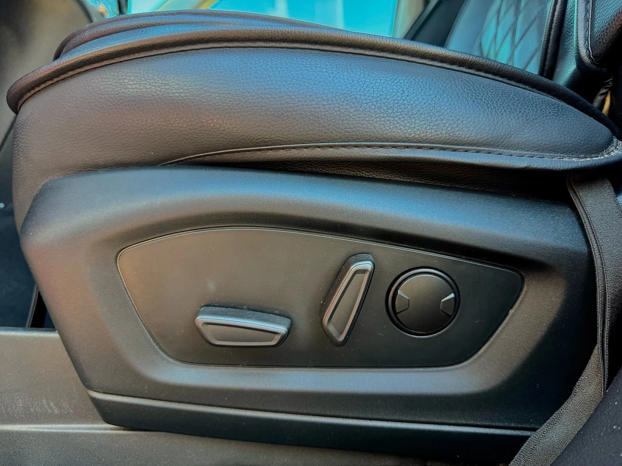 Used 2020 Ford Explorer XLT w/ Equipment Group 202A image 11