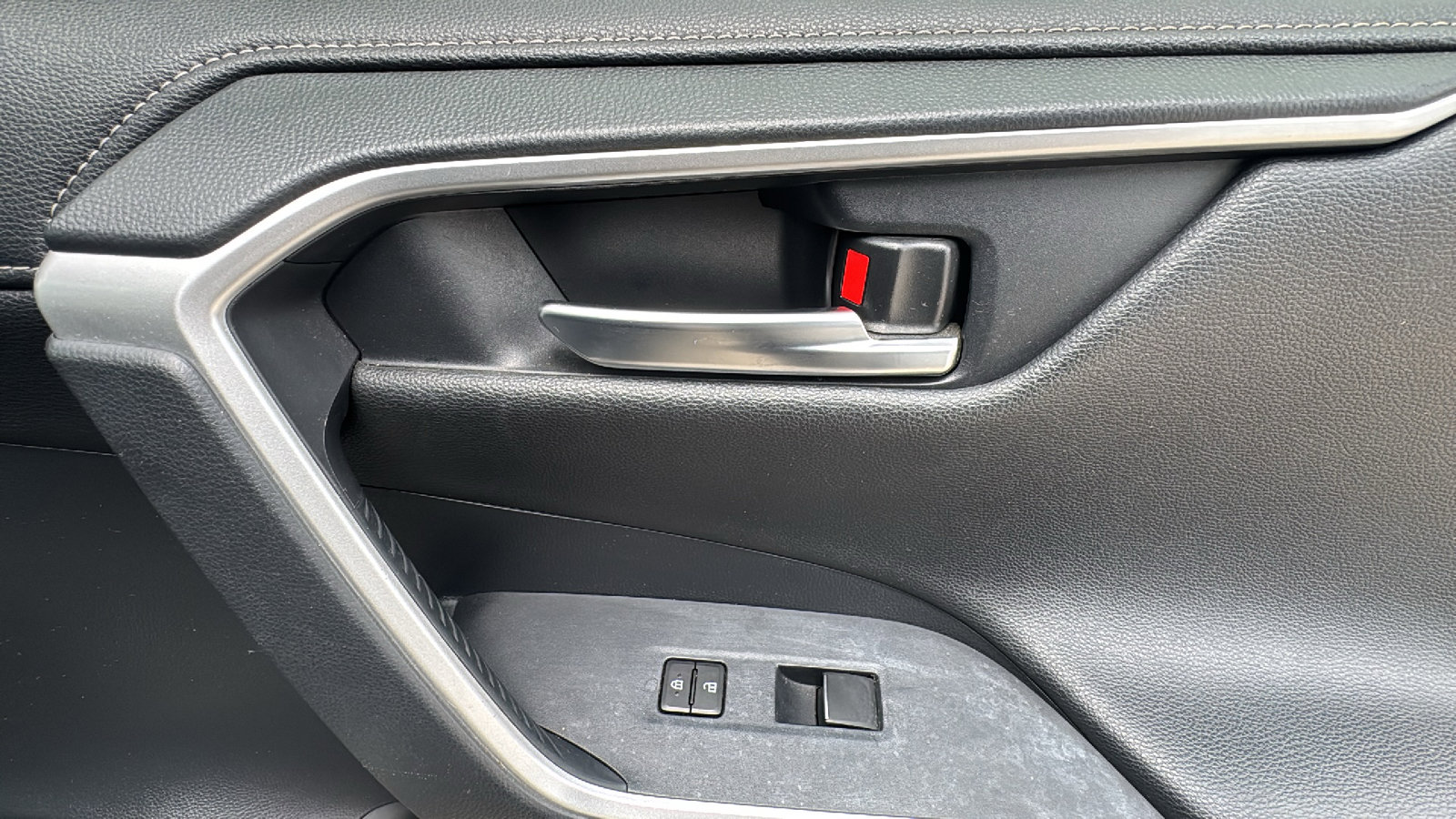 Used 2019 Toyota RAV4 Limited w/ Advanced Technology Package FWD image 31