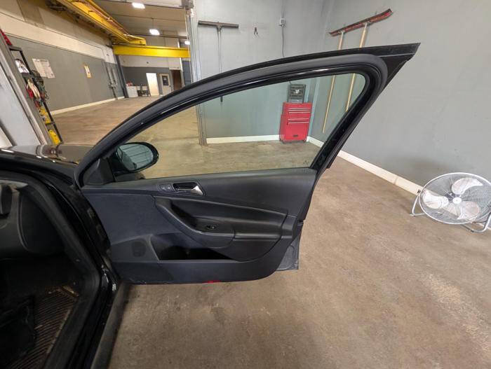 Used 2007 Volkswagen Passat 2.0T FWD image 30