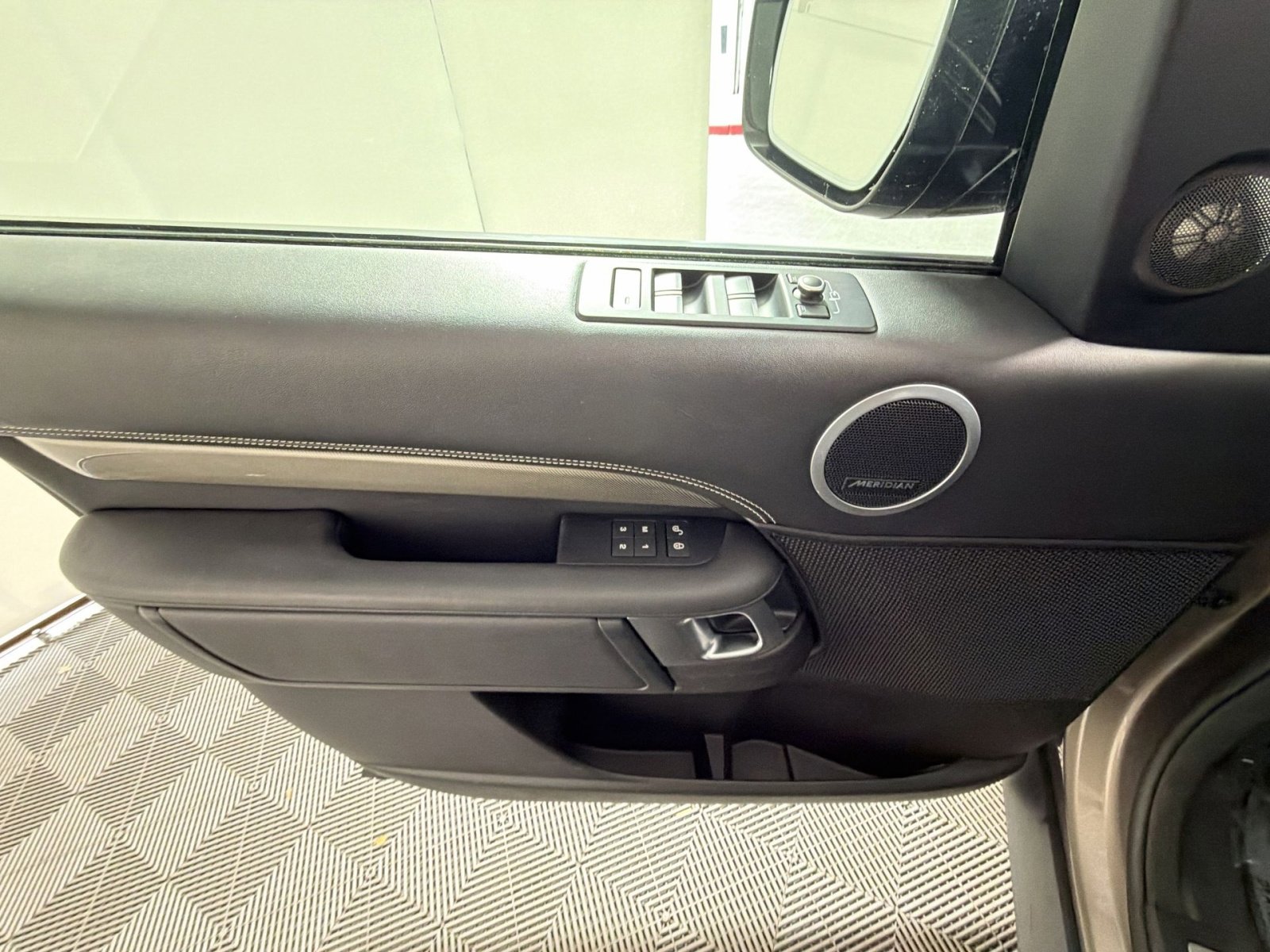 Used 2017 Land Rover Discovery HSE image 15