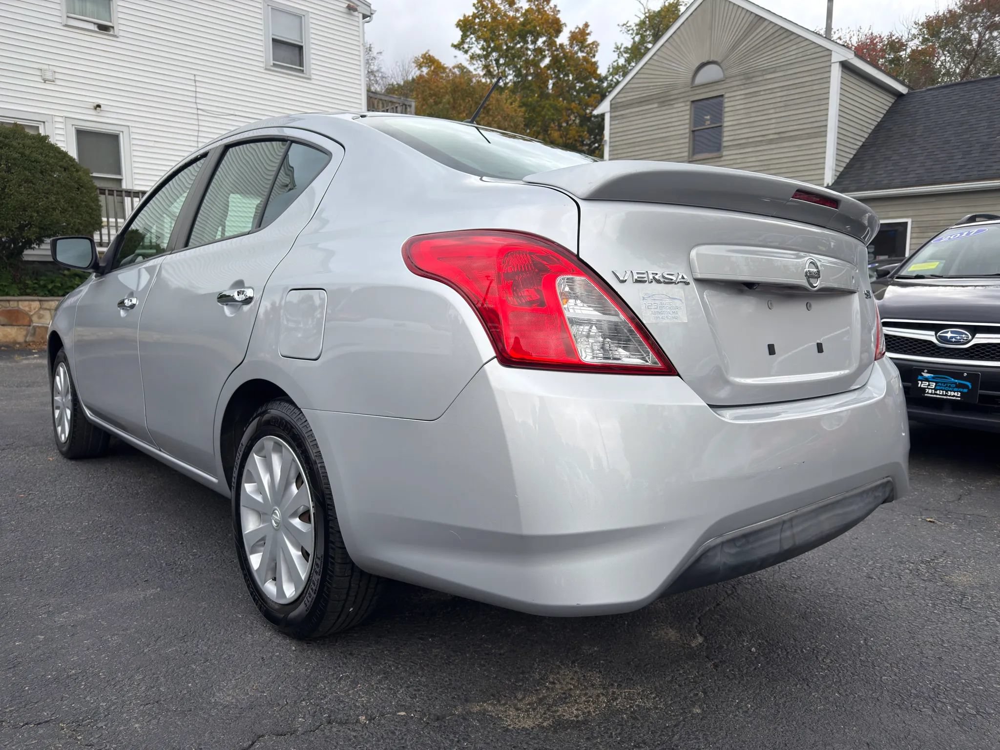 Used 2019 Nissan Versa SV FWD image 5