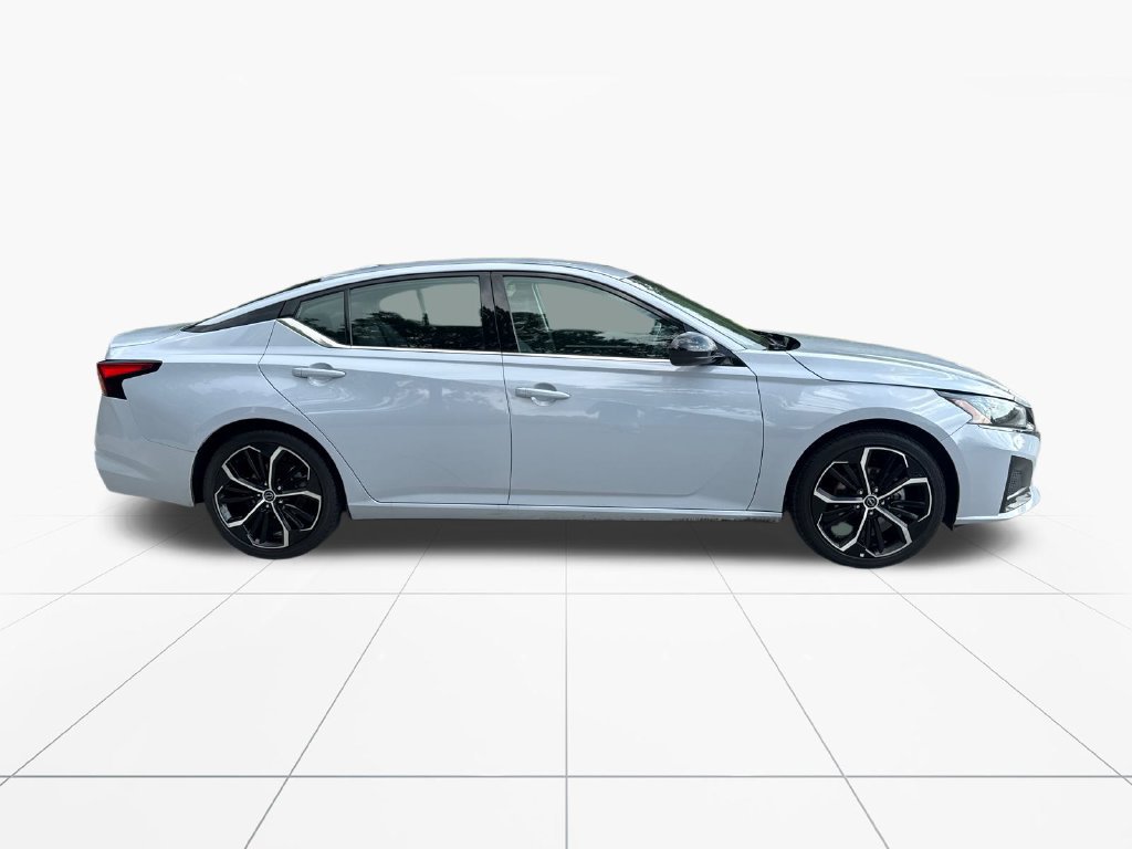 Used 2025 Nissan Altima 2.5 SR FWD image 9