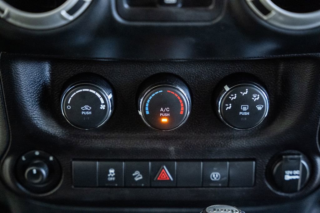 Used 2018 Jeep Wrangler Unlimited Rubicon w/ Connectivity Group image 33