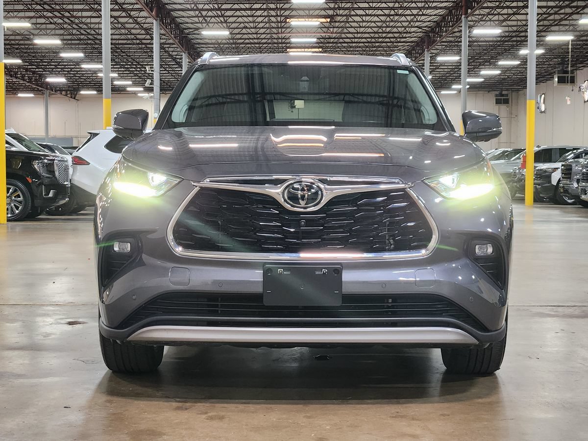 Used 2023 Toyota Highlander Platinum FWD video 2