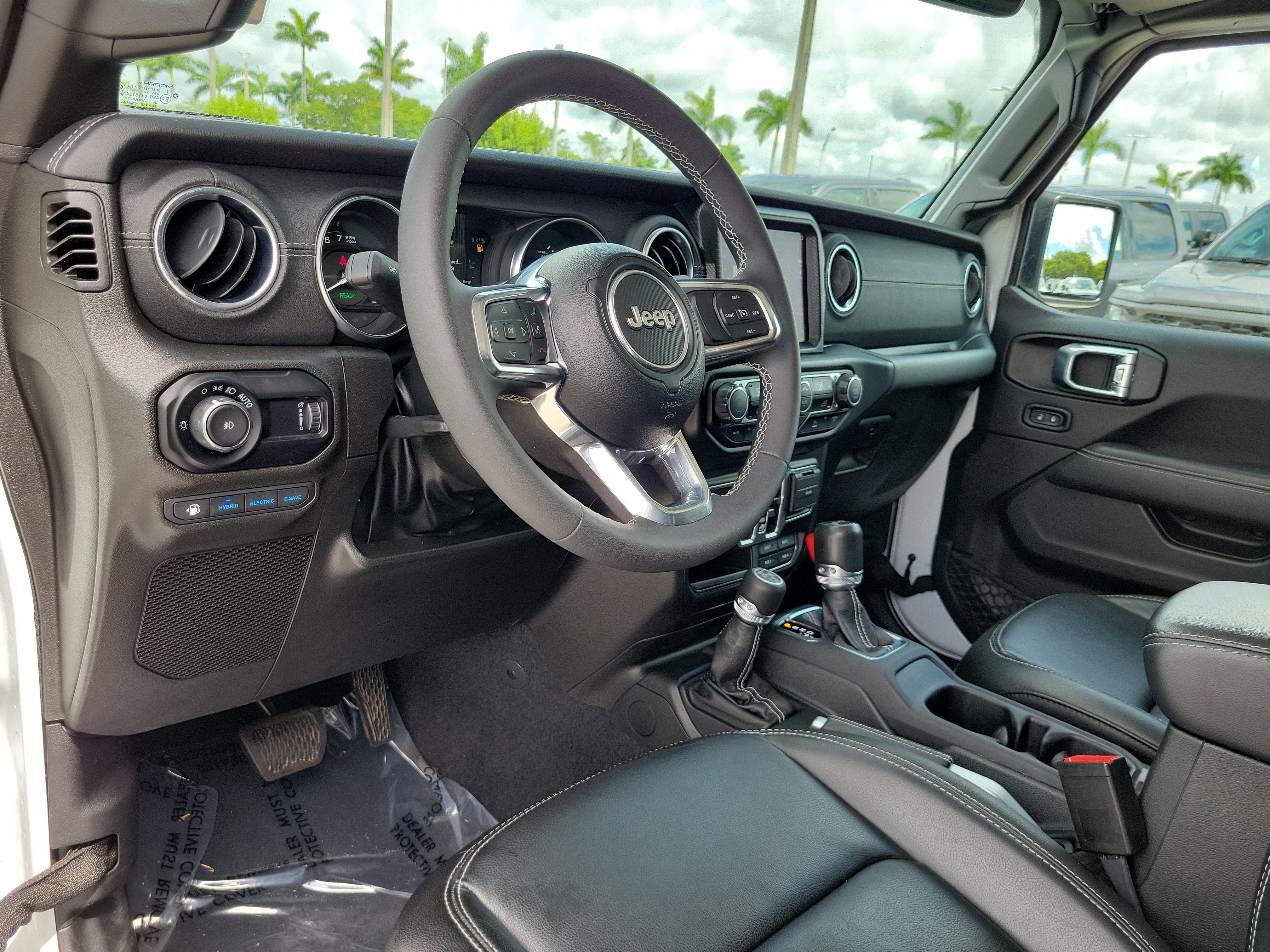 Used 2023 Jeep Wrangler Unlimited Sahara AWD/4WD image 9
