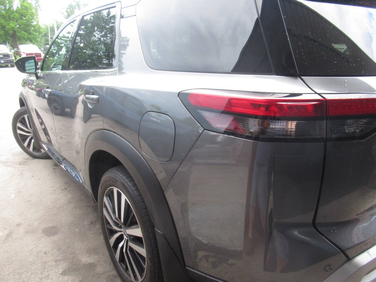 Used 2025 Nissan Pathfinder Platinum AWD/4WD image 14
