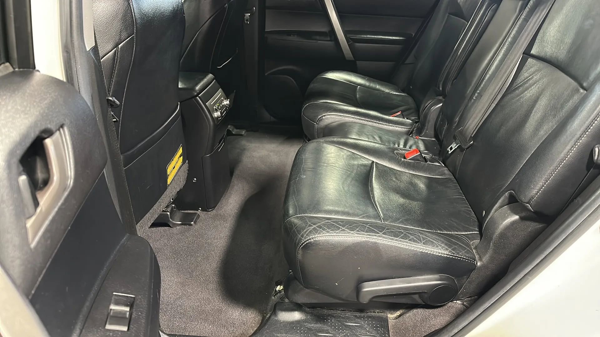 Used 2012 Toyota Highlander SE w/ Tow Pkg image 11