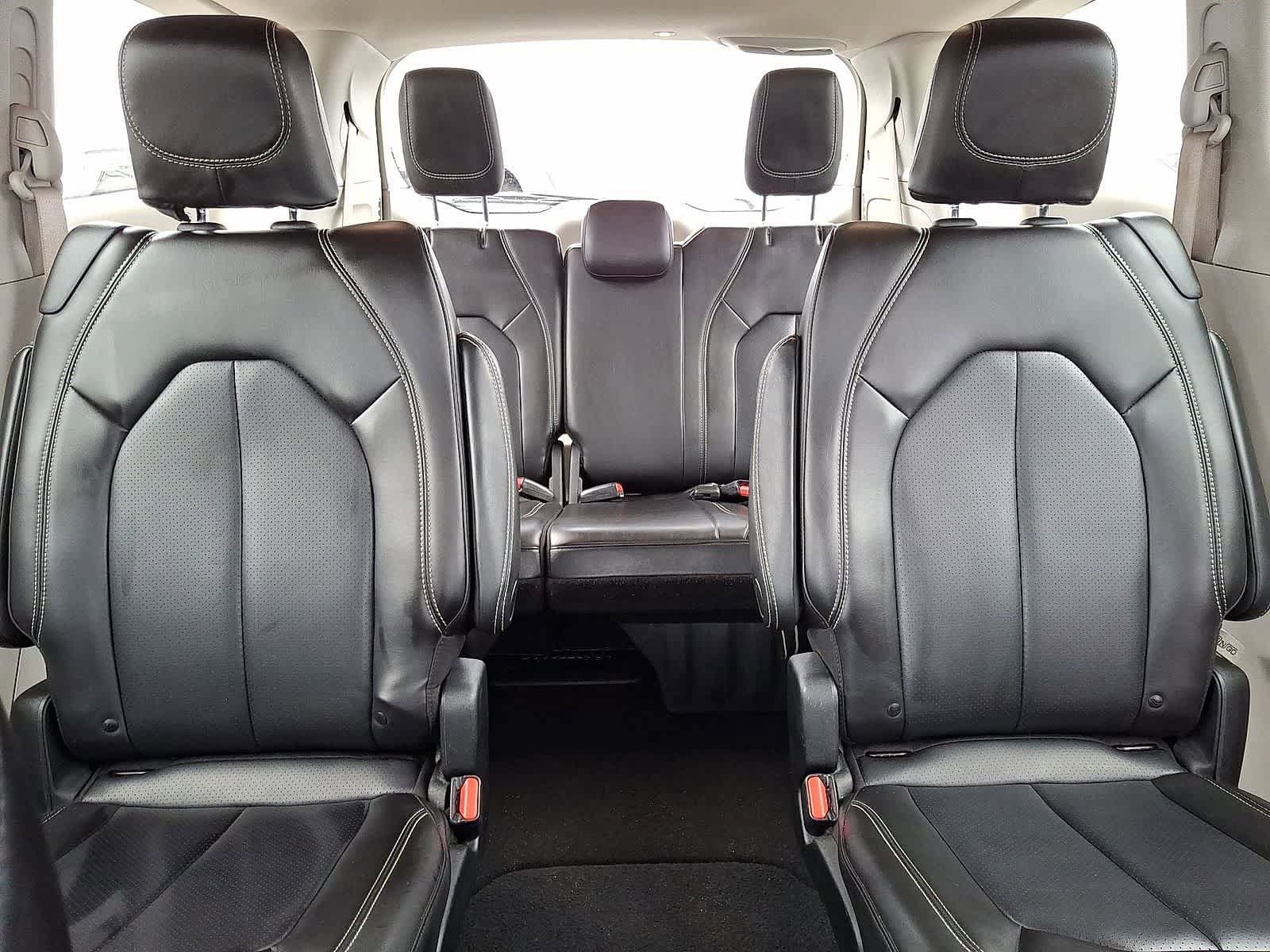 Used 2023 Chrysler Pacifica Touring-L image 11