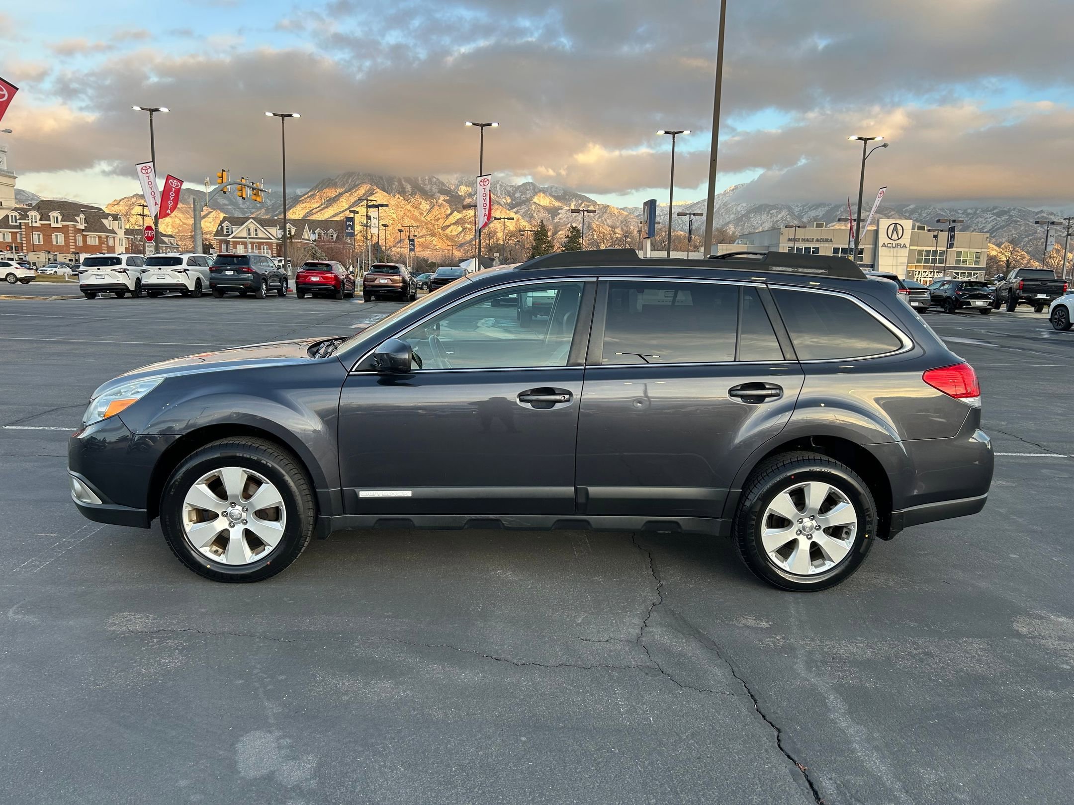 Used 2011 Subaru Outback 2.5i Limited image 2