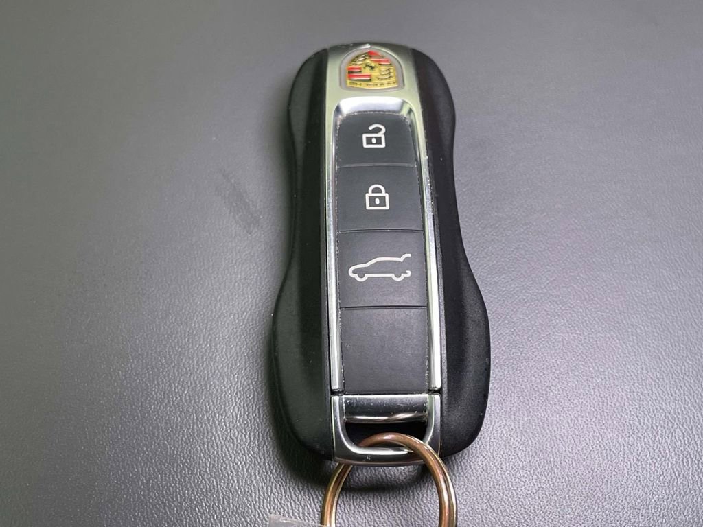 Used 2023 Porsche Cayenne Platinum Edition AWD/4WD image 37