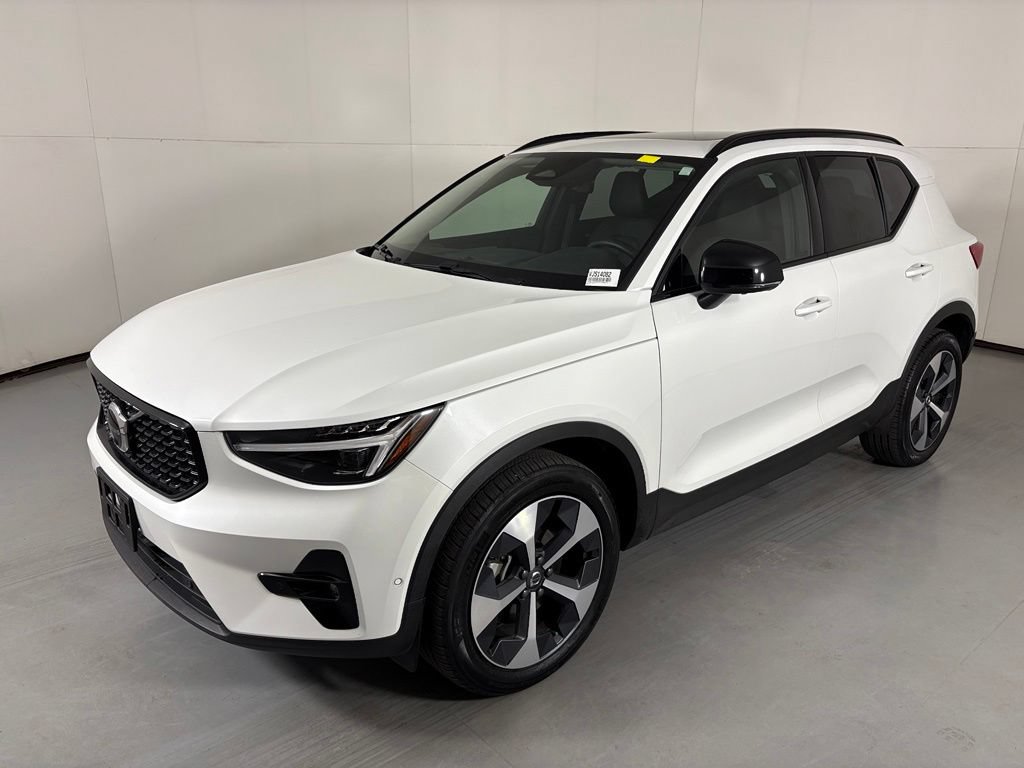 Used 2026 Volvo XC40 B5 Plus AWD/4WD image 4