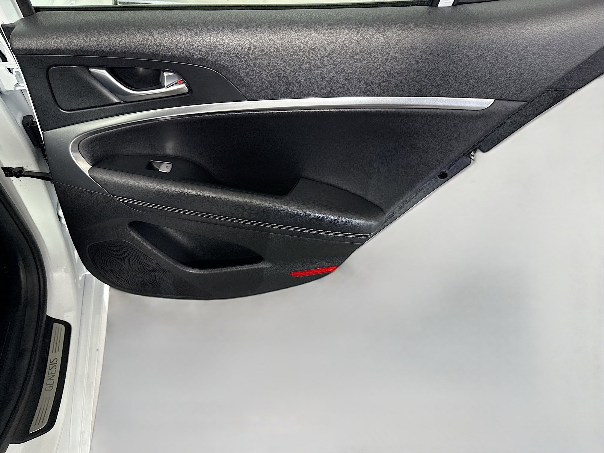Used 2025 Genesis G70 2.5T image 28