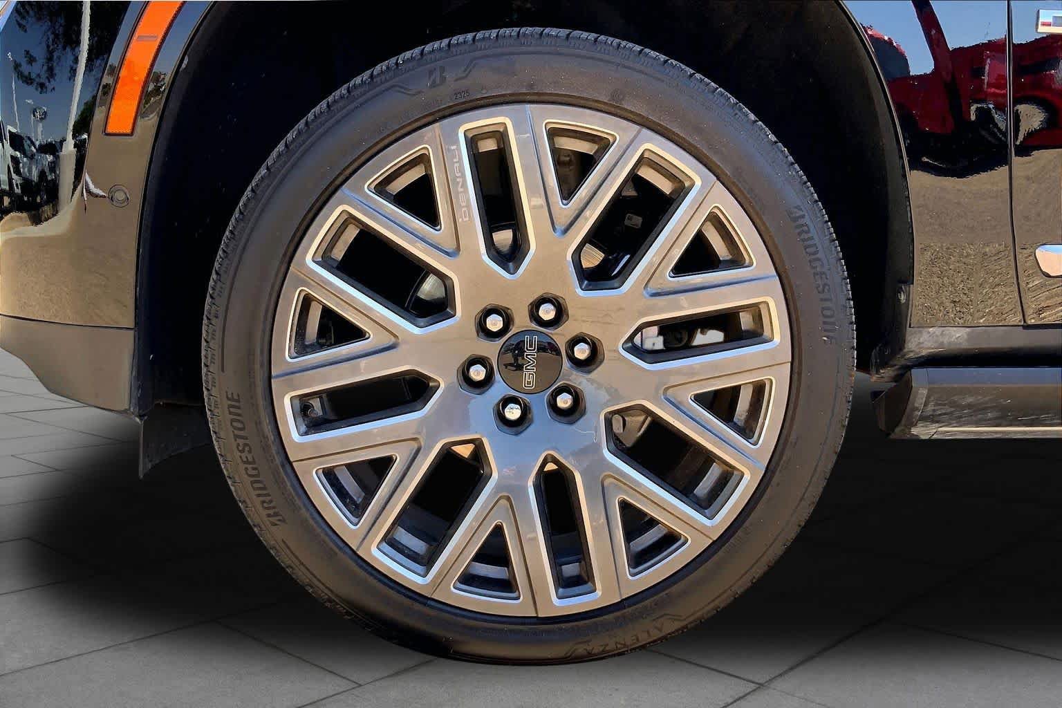 Used 2025 GMC Yukon Denali Ultimate AWD/4WD image 10