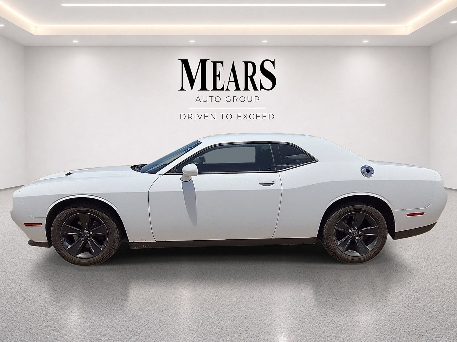 Used 2016 Dodge Challenger SXT RWD image 2