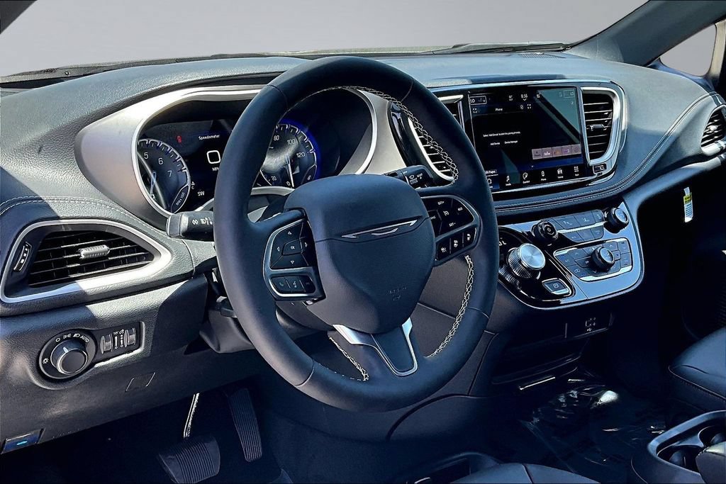 New 2027 Chrysler Pacifica Select FWD image 4