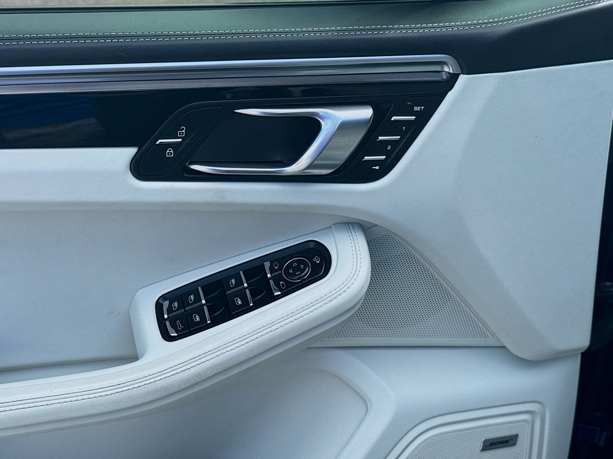 Used 2022 Porsche Macan w/ Premium Package Plus image 16