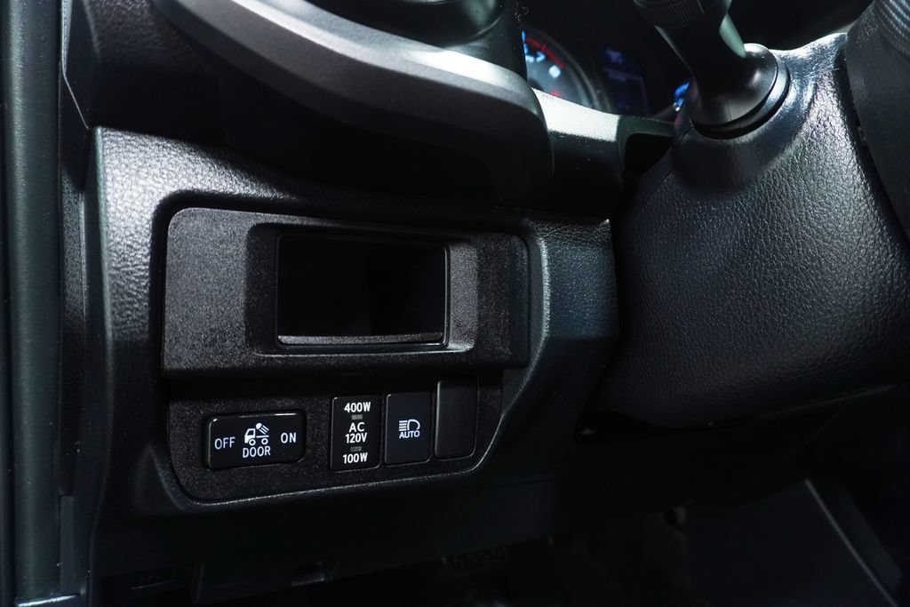 Used 2018 Toyota Tacoma TRD Off-Road w/ Technology Package AWD/4WD image 23