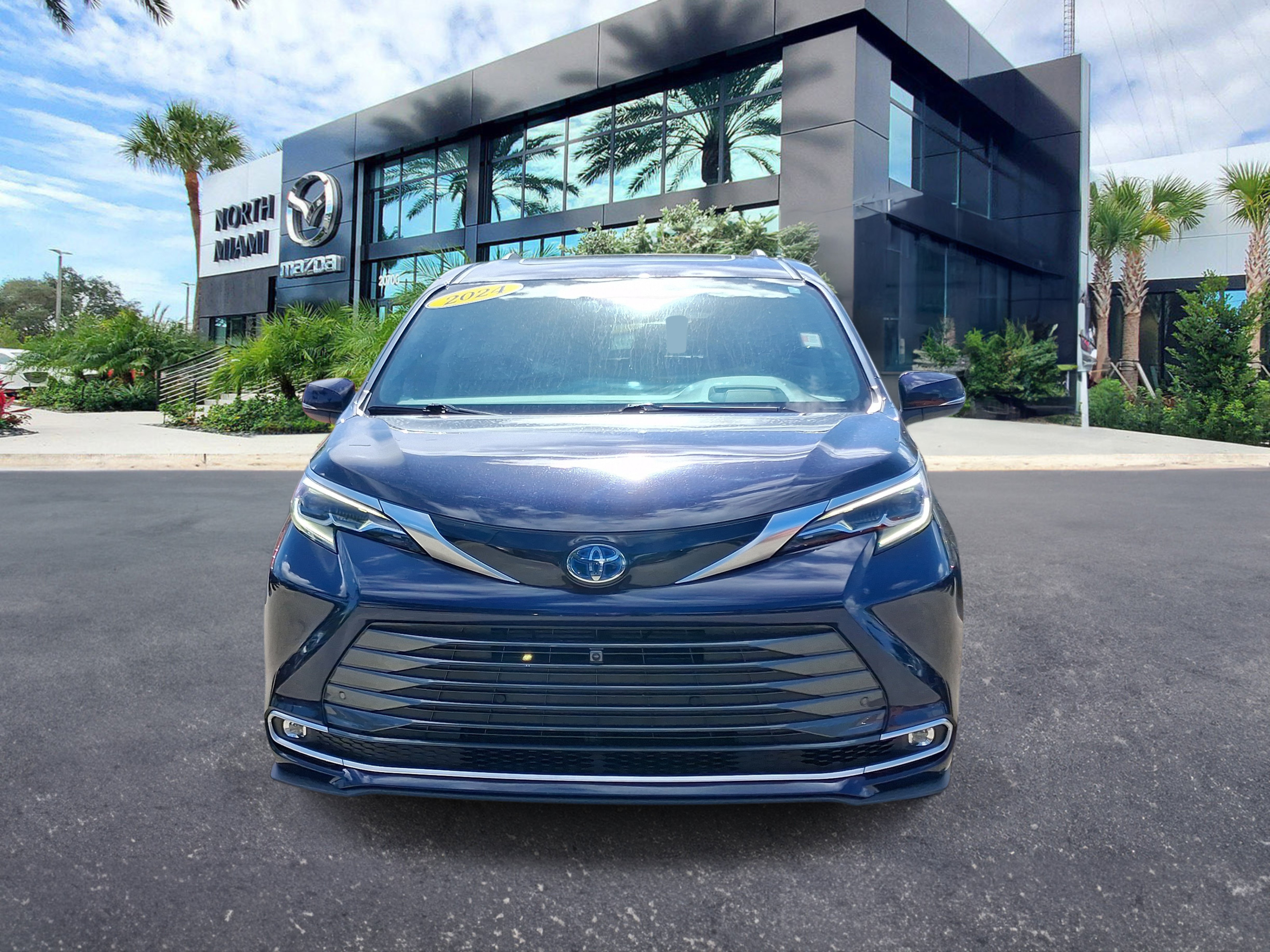 Used 2024 Toyota Sienna Platinum FWD video 2