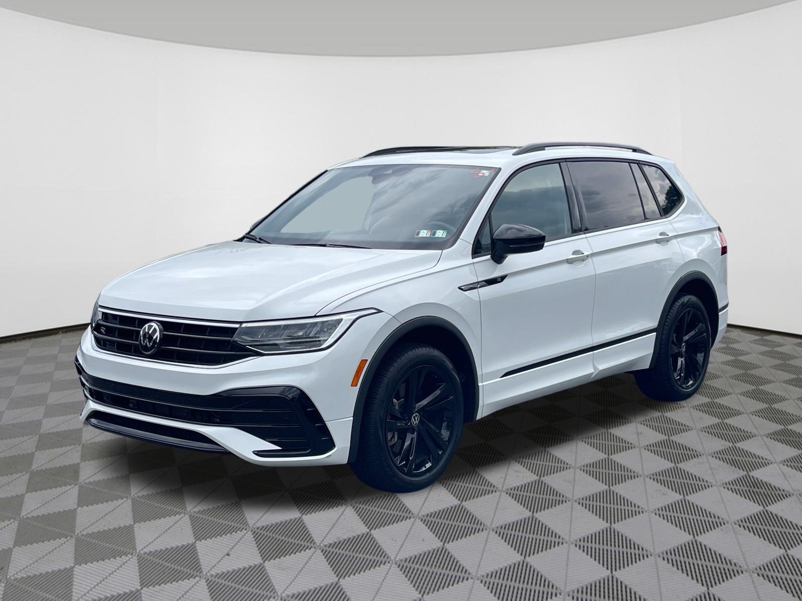 Used 2024 Volkswagen Tiguan SE R-Line AWD/4WD image 2
