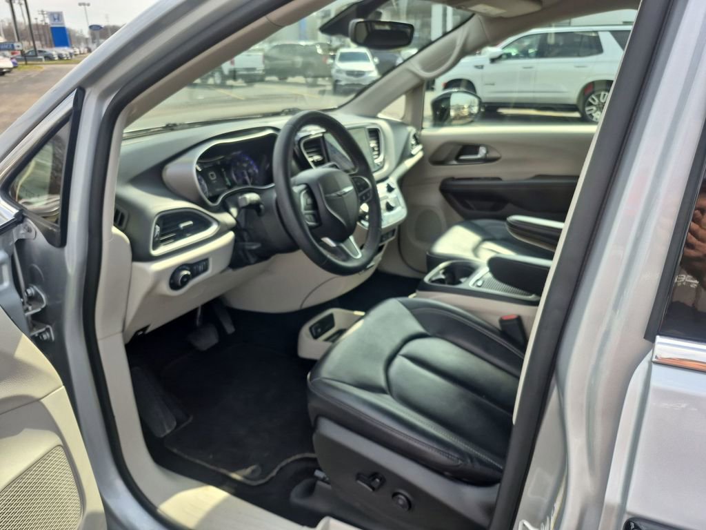 Used 2024 Chrysler Pacifica Touring-L FWD image 22