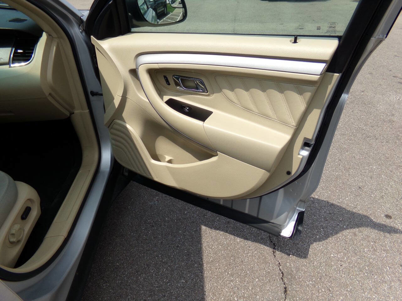 Used 2016 Ford Taurus SE image 26