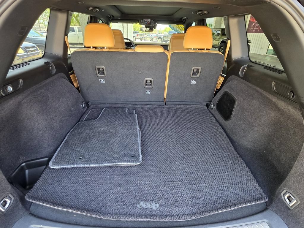 Used 2025 Jeep Grand Cherokee Summit AWD/4WD image 15