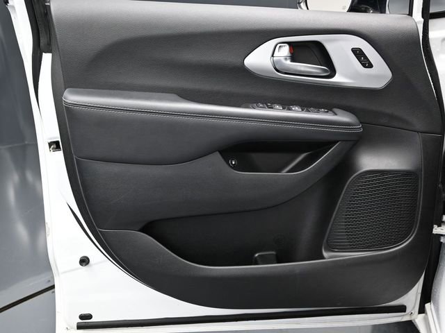 Certified 2024 Chrysler Pacifica Select image 18