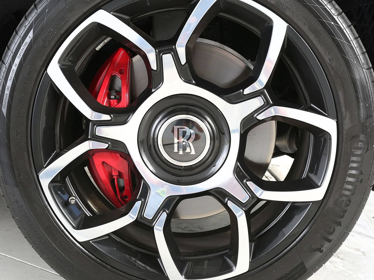 Used 2024 Rolls-Royce Cullinan Black Badge w/ Dark Exterior Package AWD/4WD image 7