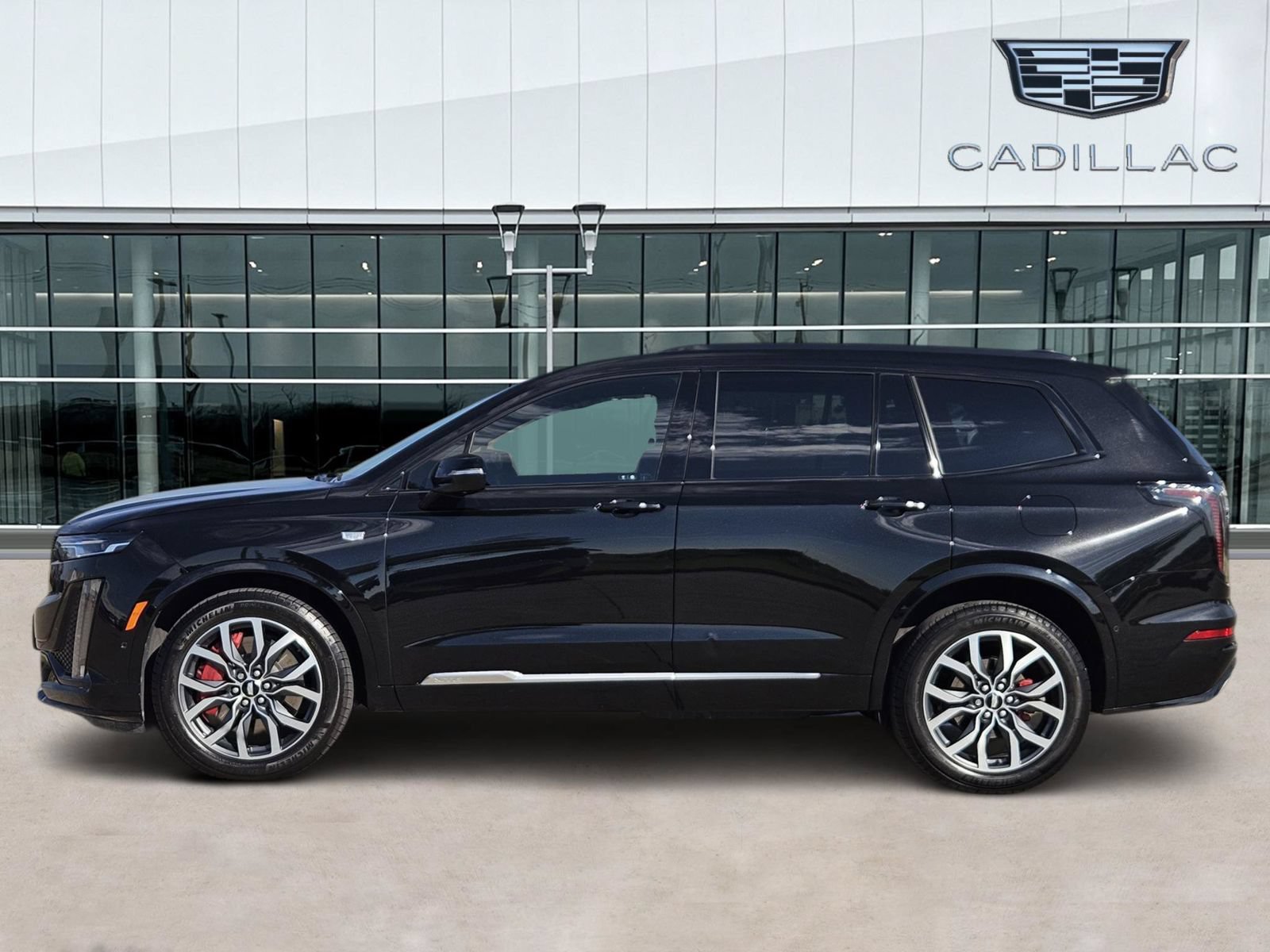 Certified 2022 Cadillac XT6 Sport w/ Technology Package AWD/4WD image 3