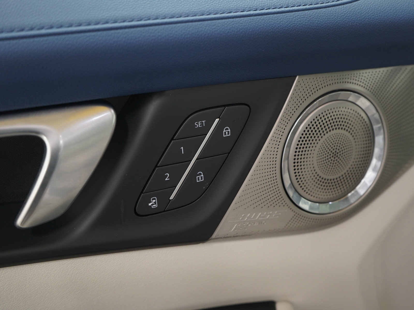 Used 2025 Buick Enclave Avenir image 25