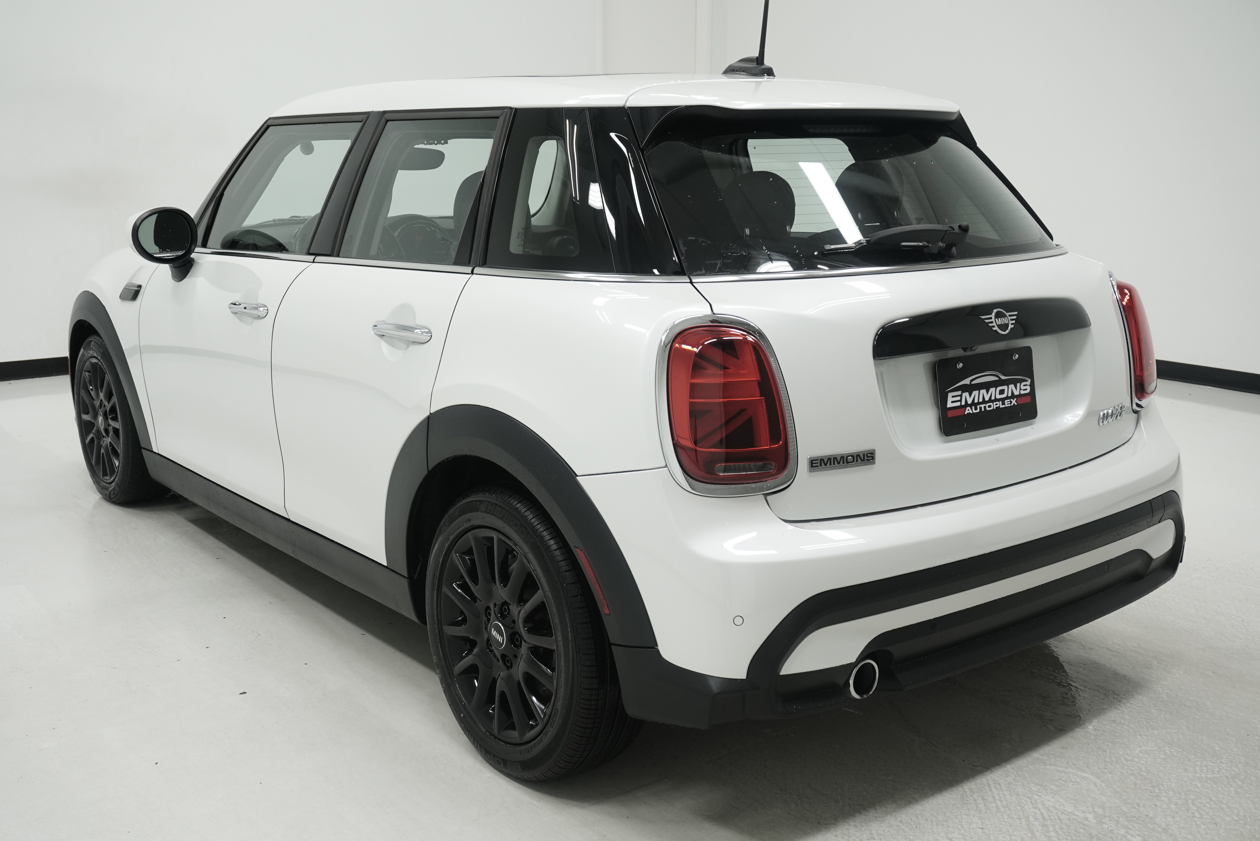 Used 2024 MINI Cooper 4-Door Hardtop FWD image 3