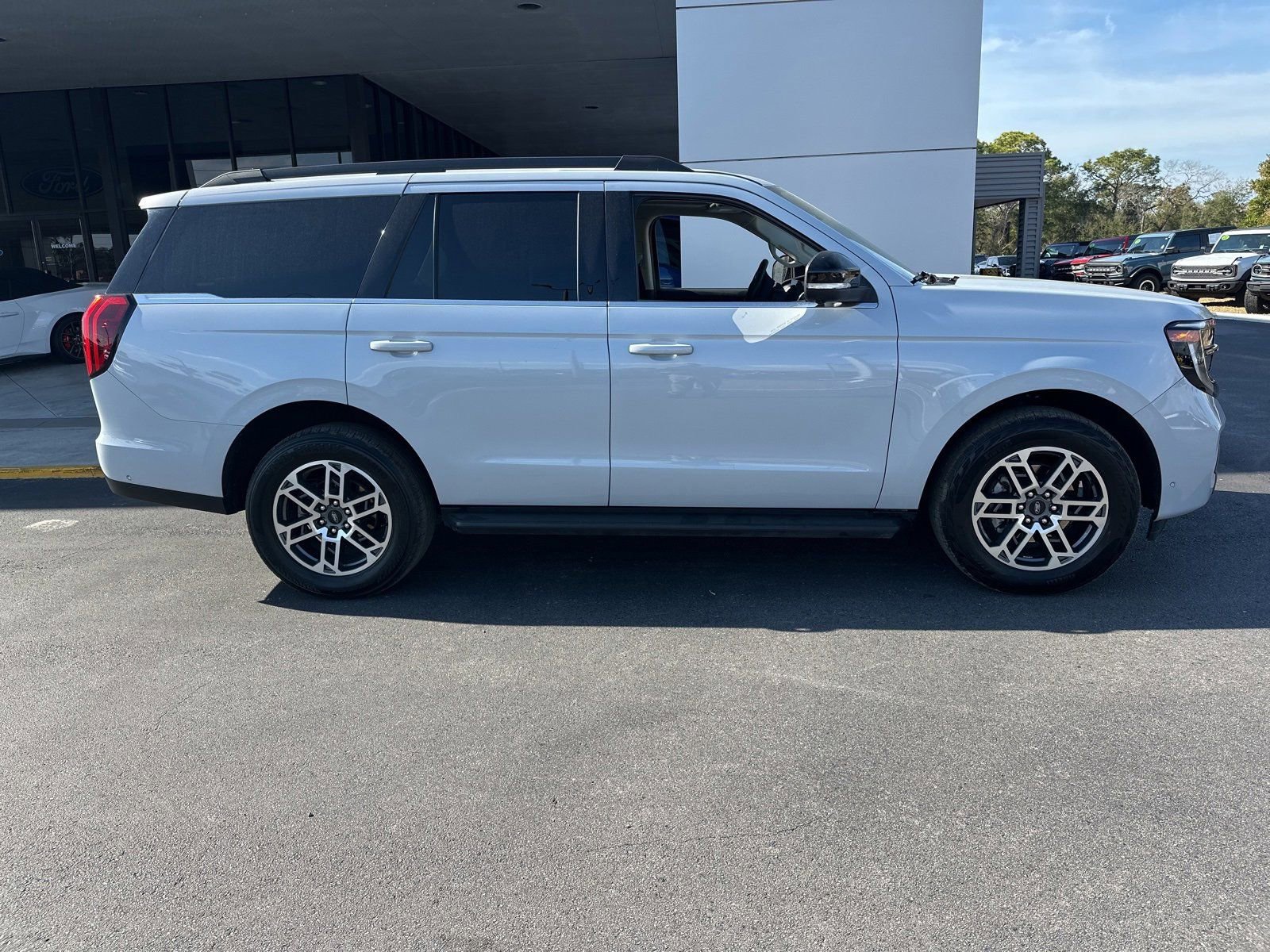 Used 2025 Ford Expedition Active image 3