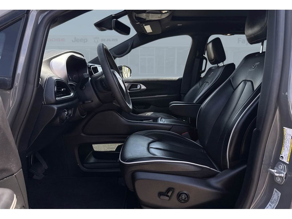Used 2025 Chrysler Pacifica Limited image 31
