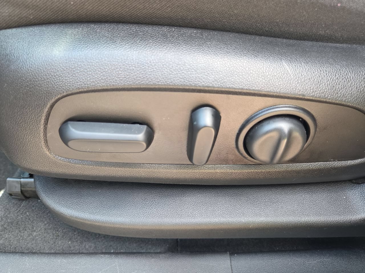 Used 2018 Chevrolet Equinox LT FWD image 16