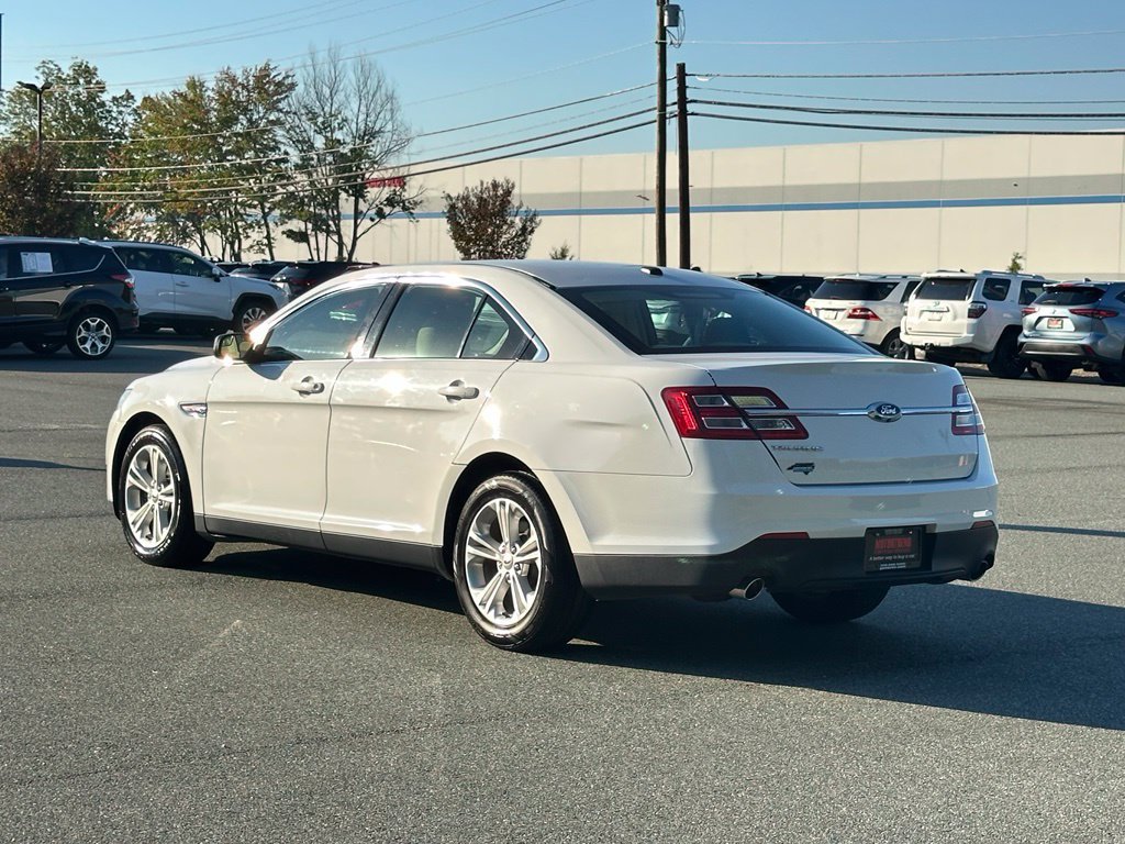 Used 2018 Ford Taurus SE FWD image 3