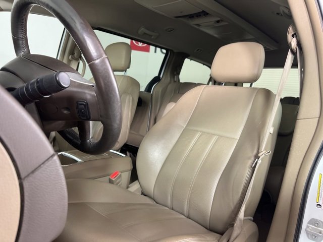 Used 2015 Chrysler Town & Country Touring-L w/ Driver Convenience Group image 4