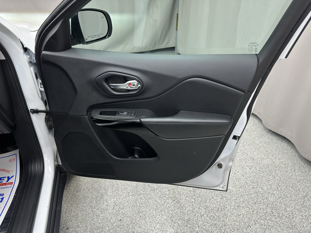 Used 2019 Jeep Cherokee Latitude Plus AWD/4WD image 17