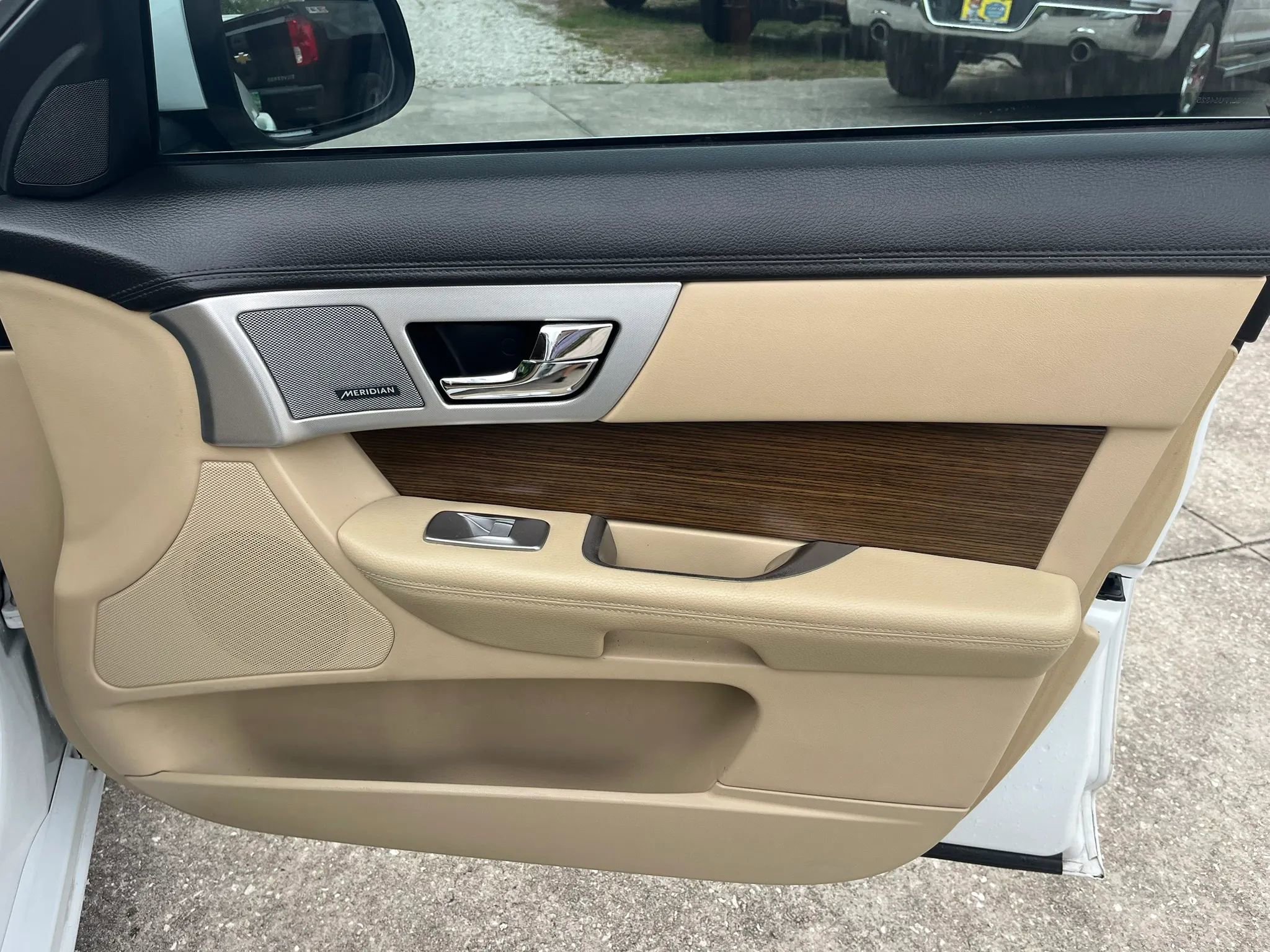 Used 2015 Jaguar XF Premium RWD image 34