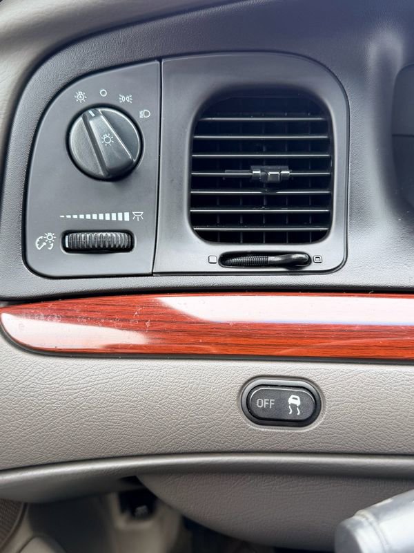 Used 2011 Ford Crown Victoria LX w/ Comfort Appearance Pkg RWD image 21