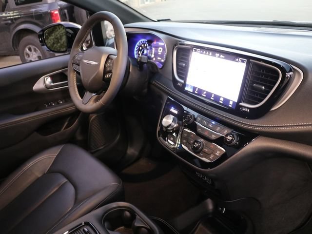 Used 2024 Chrysler Pacifica Touring-L w/ S Appearance Package FWD image 12