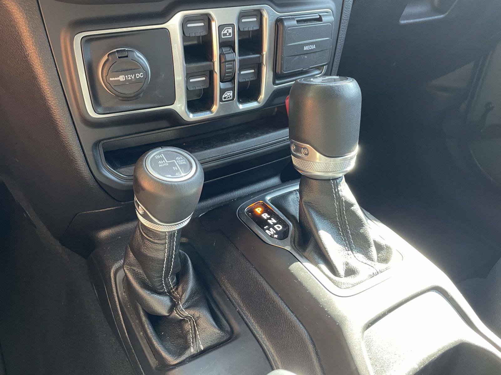 Used 2024 Jeep Wrangler Unlimited Sahara w/ Technology Group AWD/4WD image 34