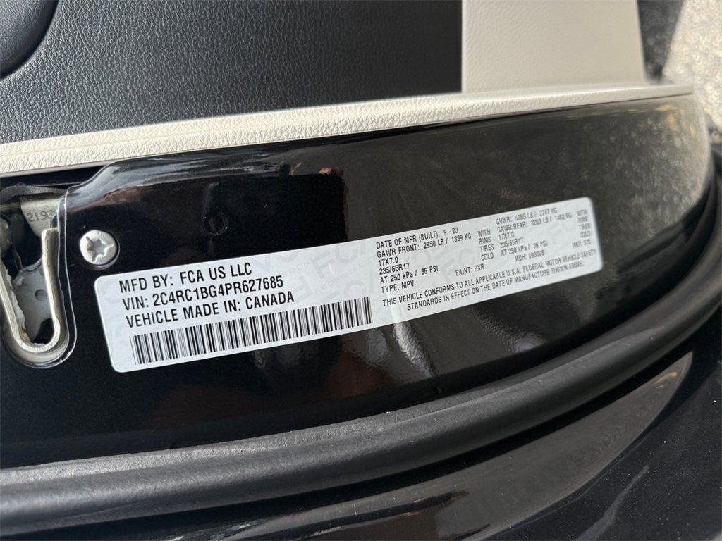 Certified 2023 Chrysler Pacifica Touring-L image 24