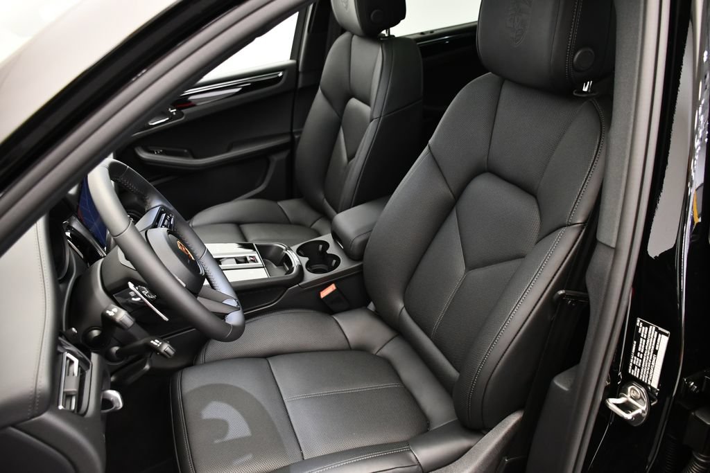 Certified 2026 Porsche Macan AWD/4WD image 42