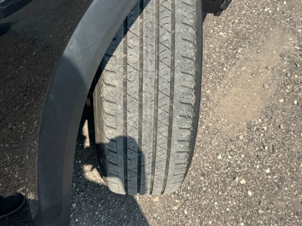 Used 2023 GMC Acadia SLE w/ Driver Convenience Package image 22