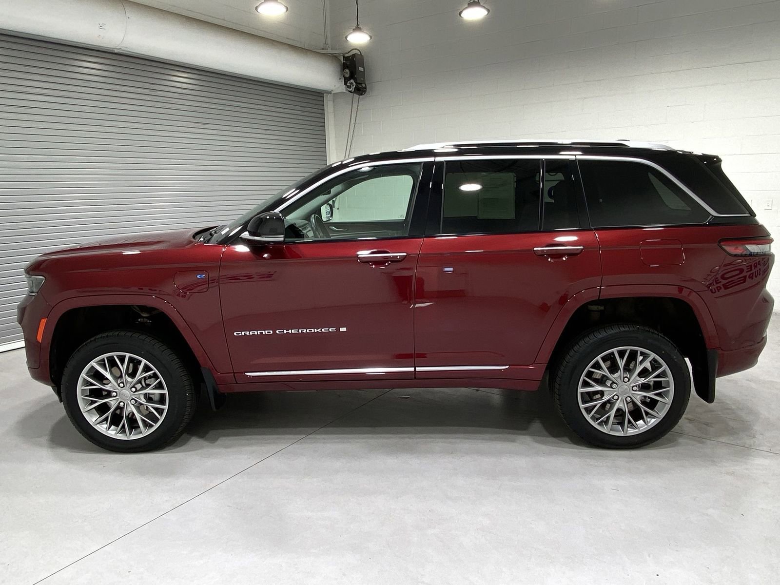 Used 2022 Jeep Grand Cherokee Summit w/ Advanced Protech Group IV AWD/4WD image 5